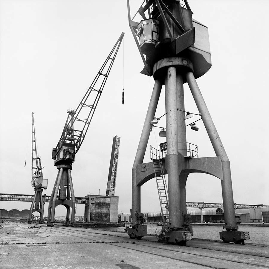 BrutalHouse's tweet image. Millwall Docks before redevelopment, 1982
by Mike Seaborne
—
80sislandphotos.org.uk/millwall-docks…