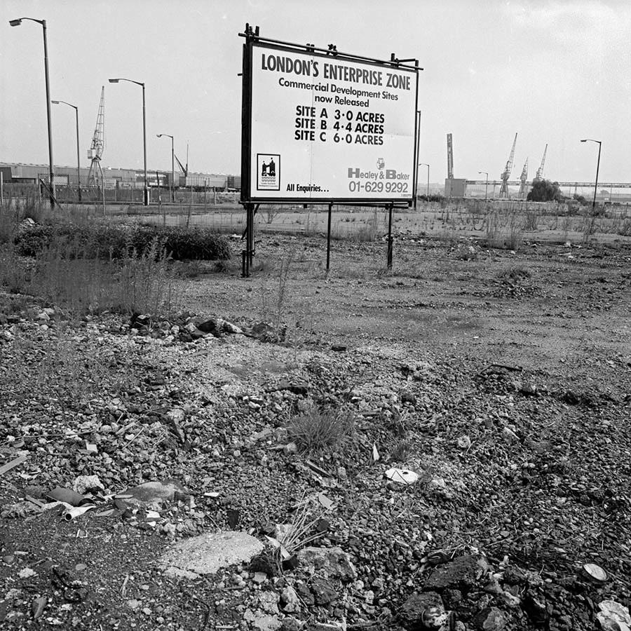 BrutalHouse's tweet image. Millwall Docks before redevelopment, 1982
by Mike Seaborne
—
80sislandphotos.org.uk/millwall-docks…