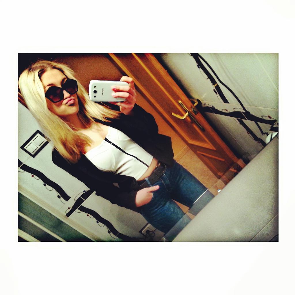 _Veronica_99's tweet photo. A una mujer se le cuida siempre.
No cuándo te venga en gana.★★ http://t.co/rorxOqovLe