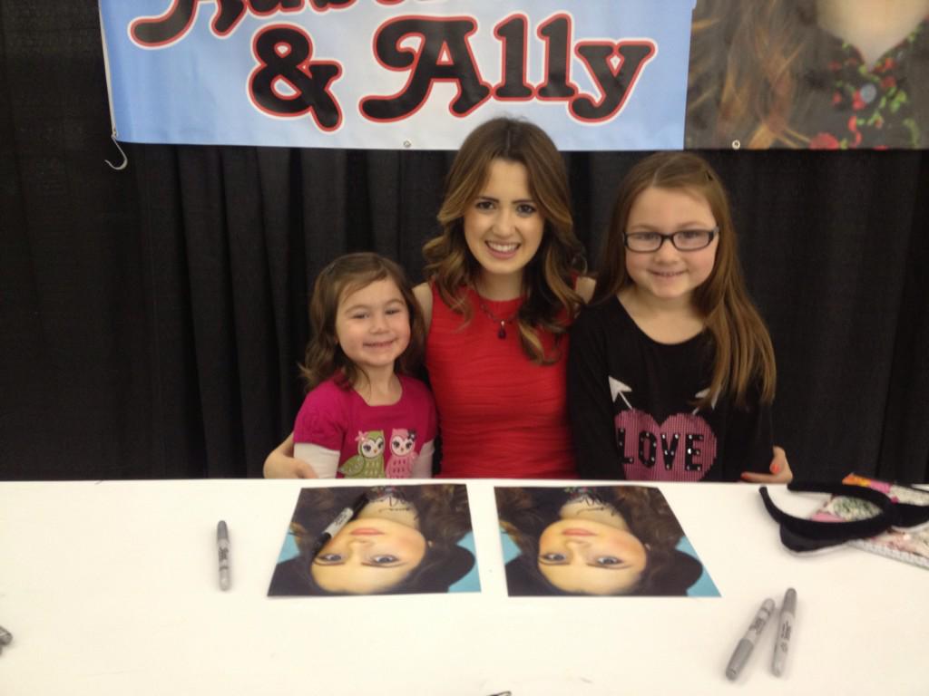 srcarpenter1's tweet image. These girls LOVED meeting @lauramarano today! She was so sweet  and took the time to talk to them.
