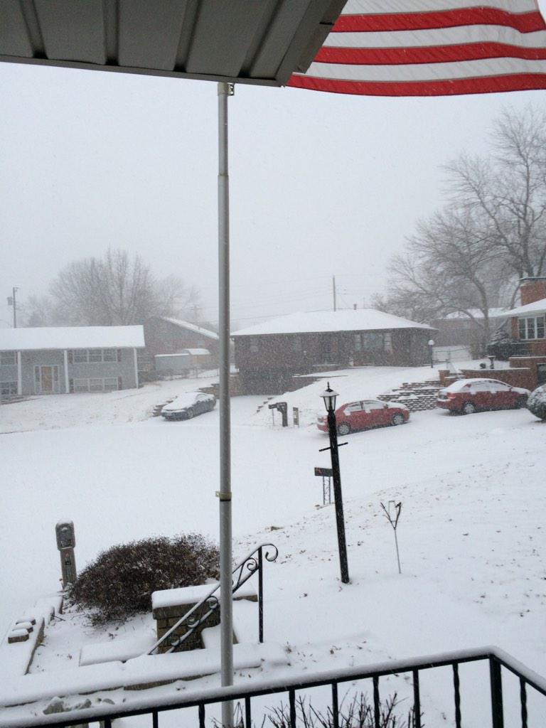 ezbeesolutions's tweet image. @kmbc snowing pretty good in saint Joe #weatherbugbeth