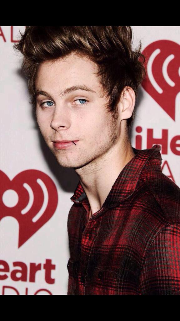5SOSTumblrx's tweet photo. *nervously searches for water bottle* http://t.co/gEIrLWgoNl