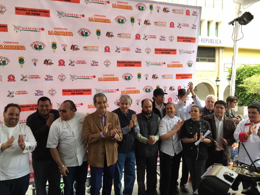 COMEfest's tweet photo. ¡Enhorabuena! ¡Se logró romper el récord! Agradecemos a todos los chefs, patrocinadores e invitados! #come2015 http://t.co/IKt4kcxQkH