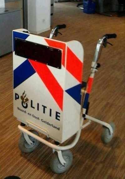 Politie_tips's tweet photo. Tip: halt of ik stap. stap. stap.

 http://t.co/SjocfkPc8D