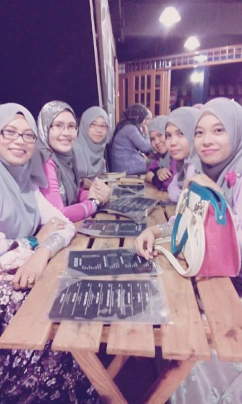 n_layz's tweet photo. Throw back~ 7 Feb
#Bridesmaids 
@kachacafe http://t.co/hnrjTF7N7t