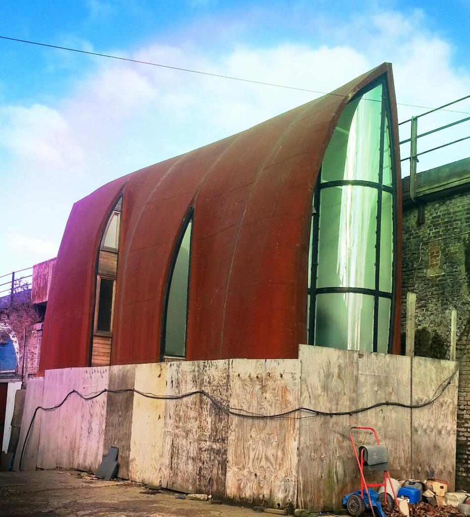 _IrinaD_'s tweet photo. Came across this hidden house next to a railway bridge! #dezeen #riba #architecture # house http://t.co/9QZc63Zjio