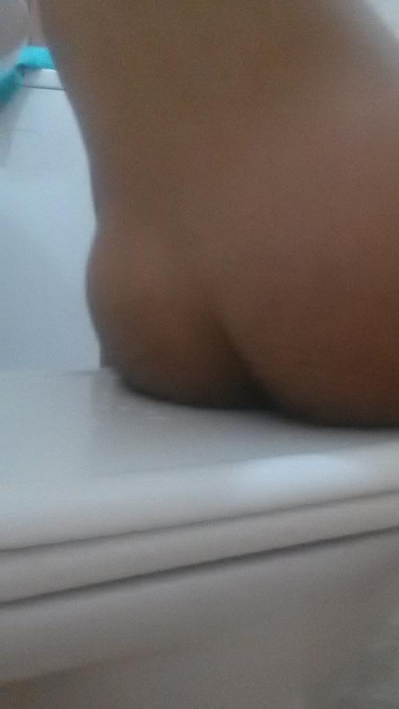 ابا مبادل 18 وتحت يرسلي صورة لزبو ومكتوب يويو