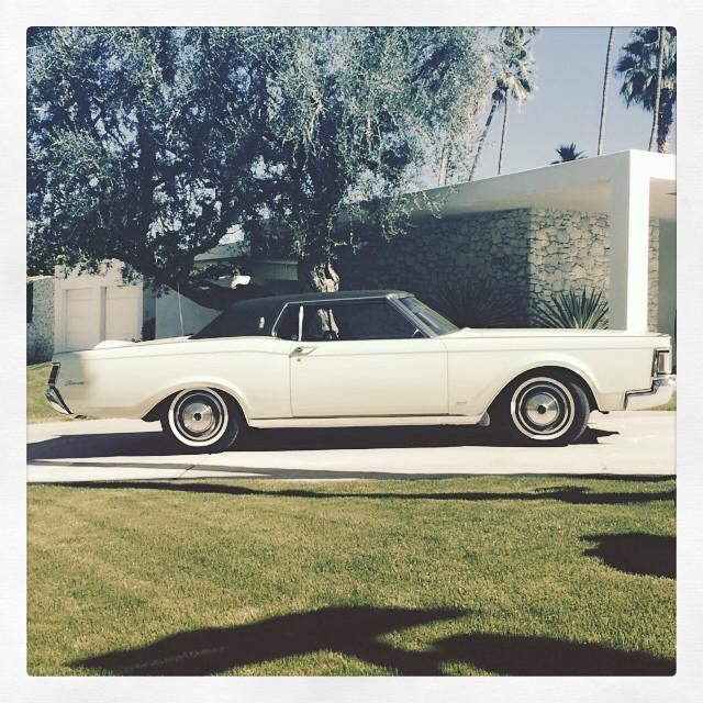 bobbyberk's tweet photo. #moderismweek #palmsprings #classiccars #christopherkennedycompound http://t.co/habJlkRa5F http://t.co/pMgvrtQVdf