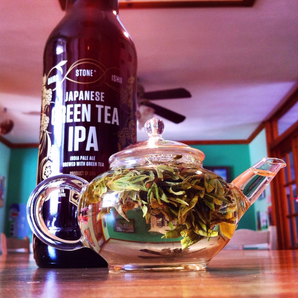 spookyspeeg's tweet photo. Enjoying a cup of Hangzhou Long Jing green tea before I crack open this @stonebrewingco #StoneCollab Green Tea IPA. http://t.co/kdW9kWB3S1