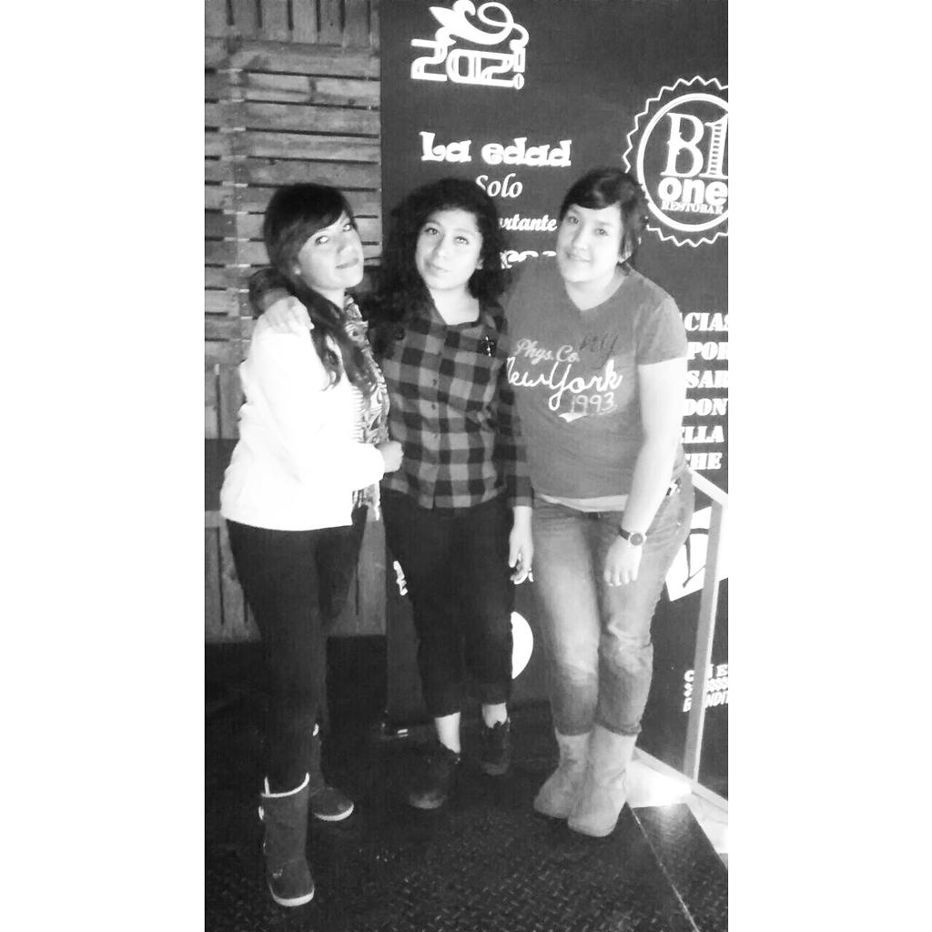 karivigenor's tweet photo. @GirlTroubleEDM. @MedicenSteph_ el mejor día de los amigos!! #B1oneRestobar #BFF #LasAmo http://t.co/C6xQpaOdc2