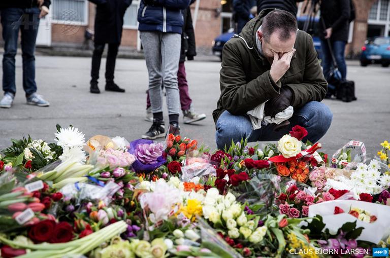AFP's tweet photo. Fear and defiance in Copenhagen after killings http://t.co/6btWDRlwit #PHOTO by Claus Bjorn Larsen http://t.co/yP0dT5dDtj