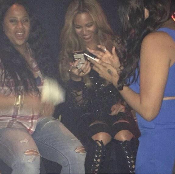 Its_North_West's tweet photo. Nicki texting Bey like "girl the same thing happening next to me right now" http://t.co/OKormzCFIg