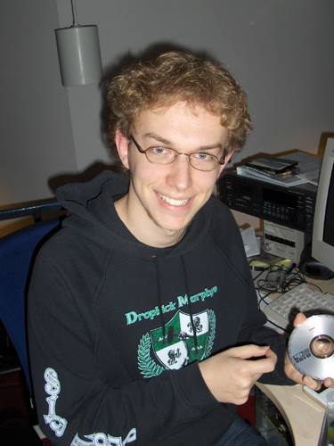 MarkvdMolen's tweet photo. #zeroesrequest bij @3FM. Dus gênante profielfoto! Aan m'n muzikale kleding lag het niet in 2005. Wel aan de rest.. http://t.co/JGGx5jkHSj