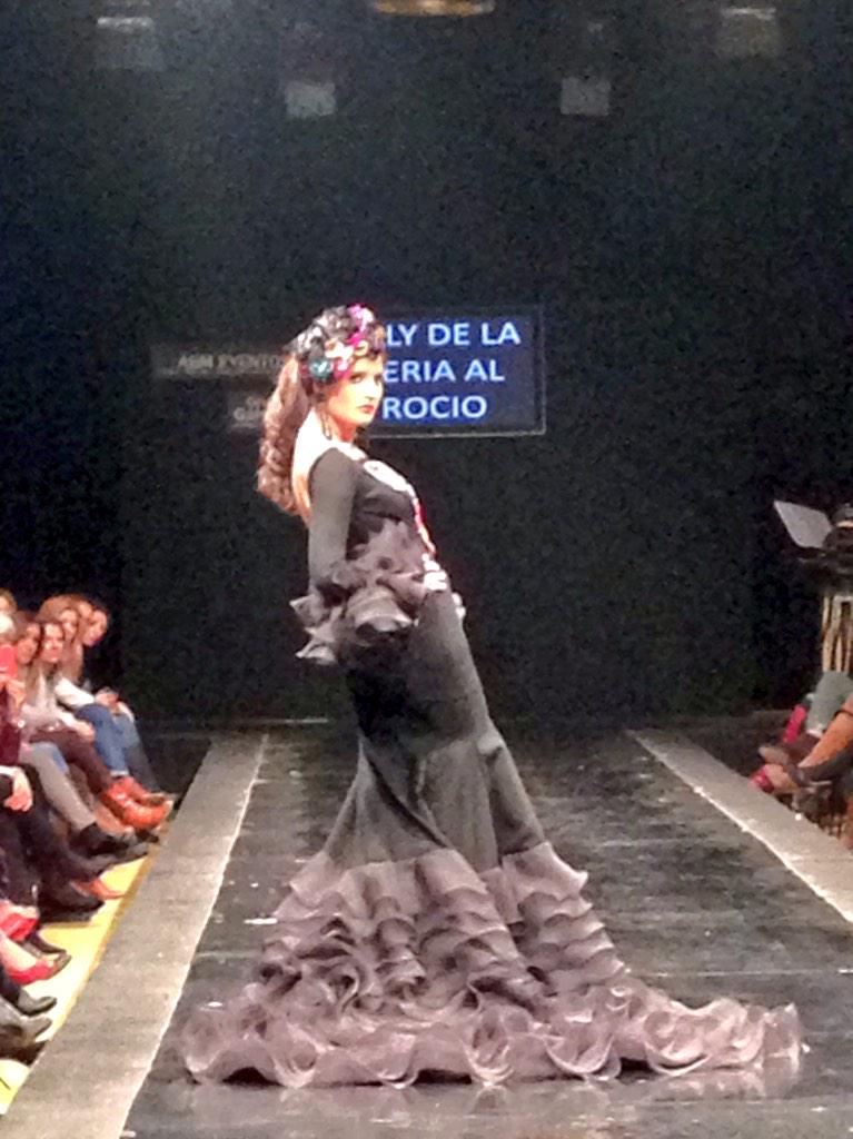 gvarelacarmen's tweet image. &quot;@DressCodeCom: Espectacular bata de cola de #FalydelaferiaalRocío @PasarelaJerez @MariasanchezzGH #conectadresscode http://t.co/PRjLovOXPA&quot;