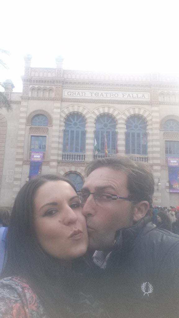 MariaSanchoC's tweet photo. Q día más bueno en el carnaval de Cádiz con @teorogp @1985sergi @maitalks @CarmenMariG http://t.co/ZTH4jypP6v