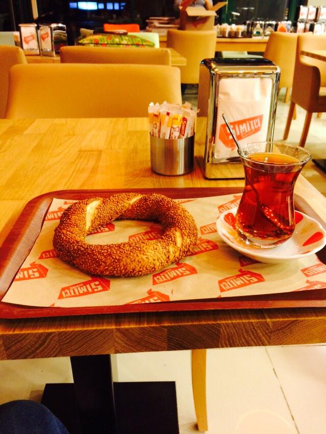 İlk simitlerimiz fırından yeni çıktı. Yarın sabah herkesi kahvaltıya davet ediyoruz. :)