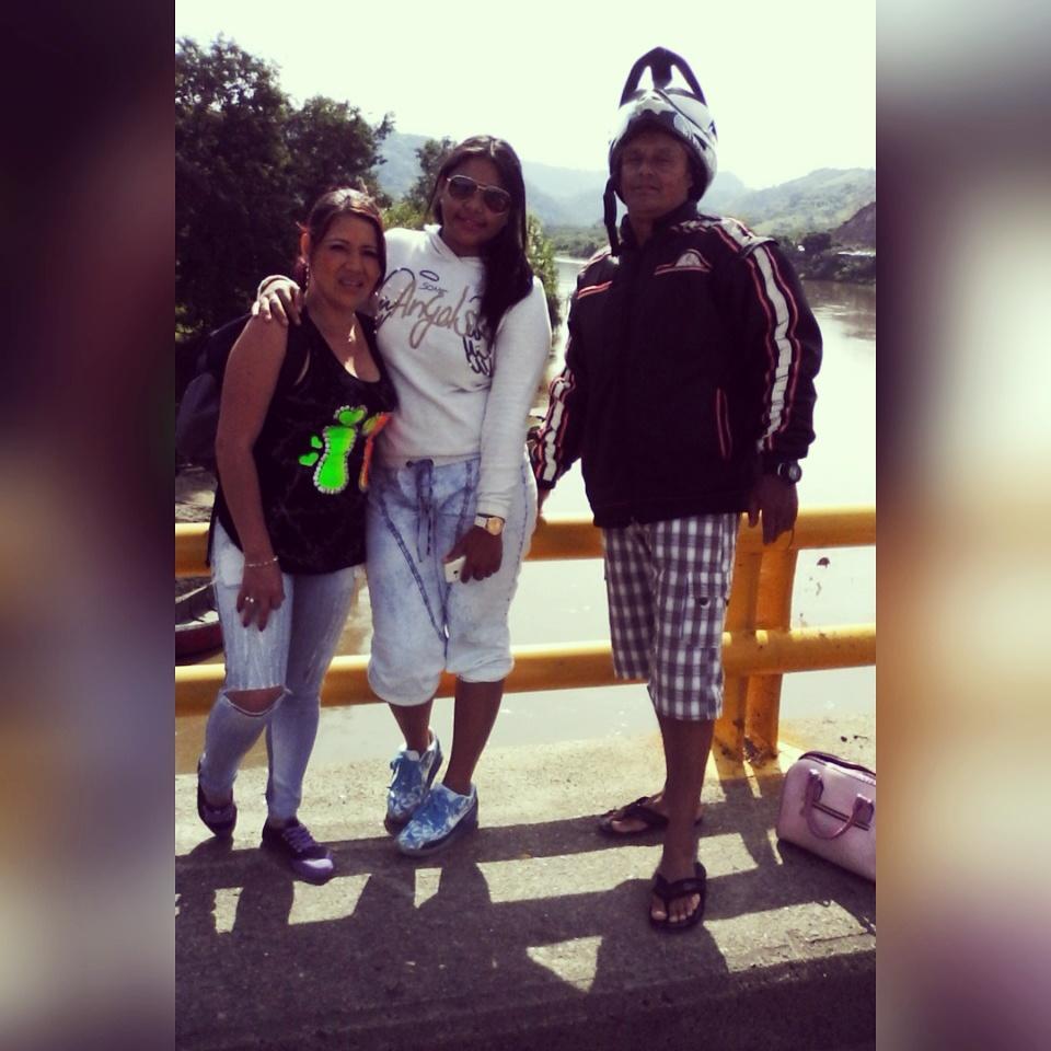 ValenRios15's tweet photo. Family💙 http://t.co/LhniW9Q92T