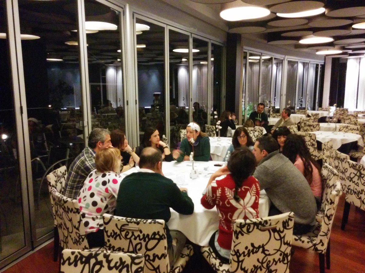 CLUBGR100's tweet photo. Más grupitos de buena conversación #SkiGR100 en la sobremesa http://t.co/4FrTxoshyQ