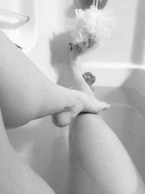 Relaxing in a hot bath, then I'll be on cam :-) hope you can come hang out! http://t.co/AAzDgK3htD<a href="/tag/hurtssogood"class="tags"><span>#hurtssogood</span></a>