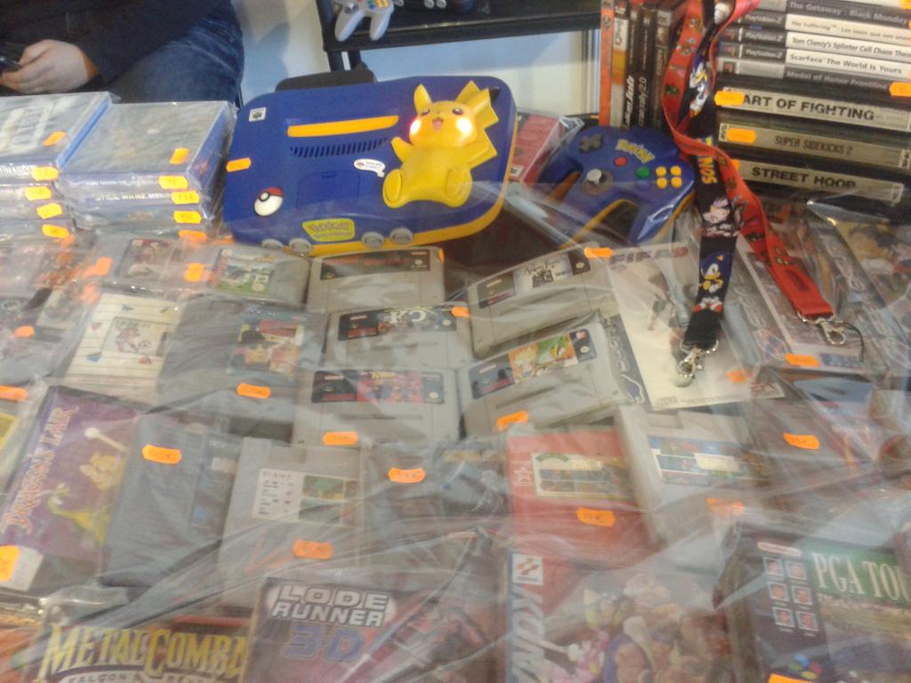 FreakEliteX's tweet photo. Zona retro gaming #ChibiJapanWeekend http://t.co/DAJOD1sZgP