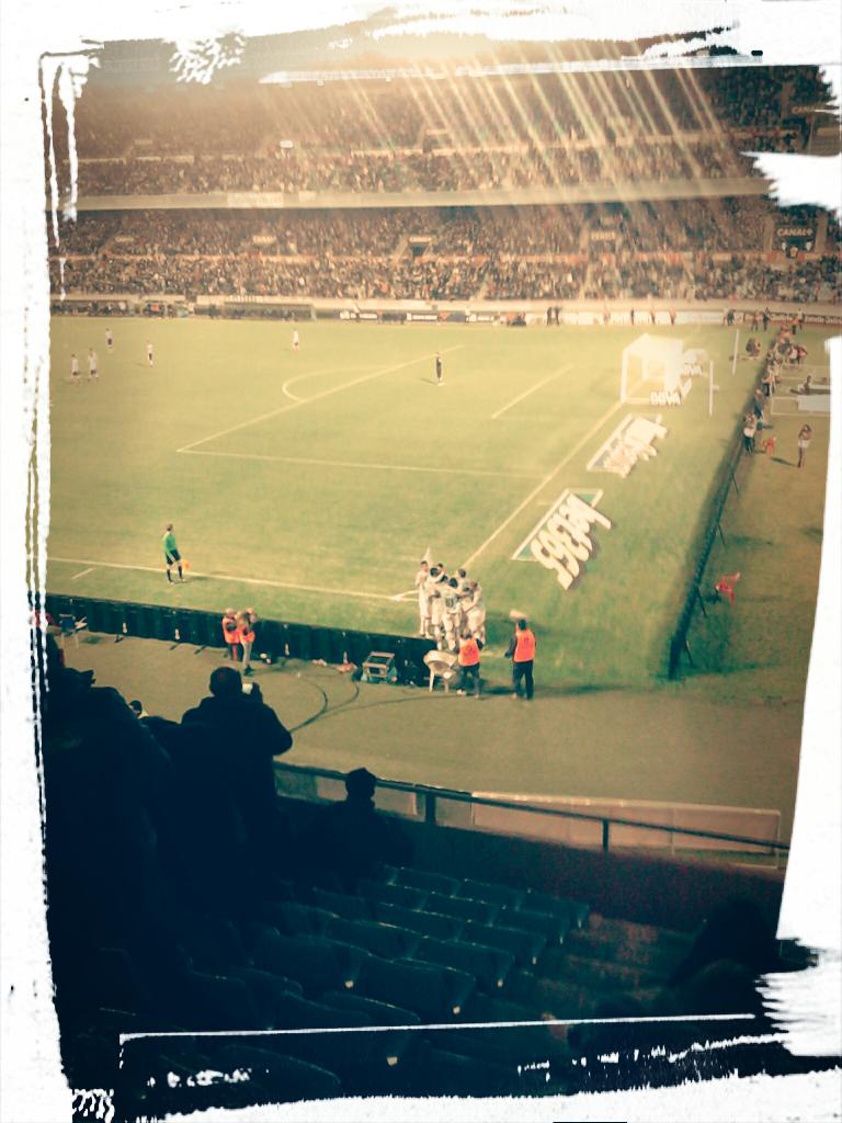 Daldao87's tweet photo. Así si!!! Una piña, equipo y afición unidos. @puerta1923.  #Chorreoalatletico http://t.co/KACqLbcLwP