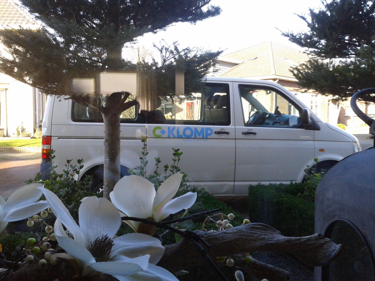 JvdWeide1's tweet photo. @CreadameRuth , Klomp-bus (Kom Lopen Onder Moeders Paraplu) staat weer klaar voor morgen. http://t.co/CkrkFKDlqk