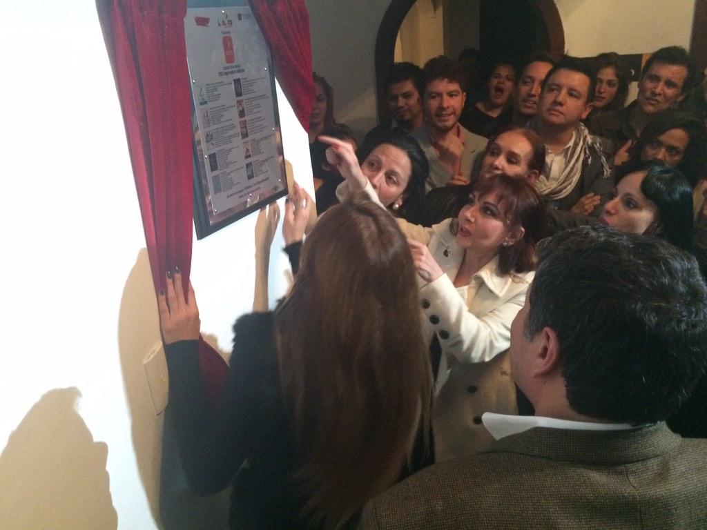 TeatroEnCorto's tweet photo. Madrinas se divierten develando placa CUARTA TEMPORADA! @LuzElenaGlez @AriannadeMexico @lolacortesreal @Pacolalas http://t.co/9WamQo8P4j