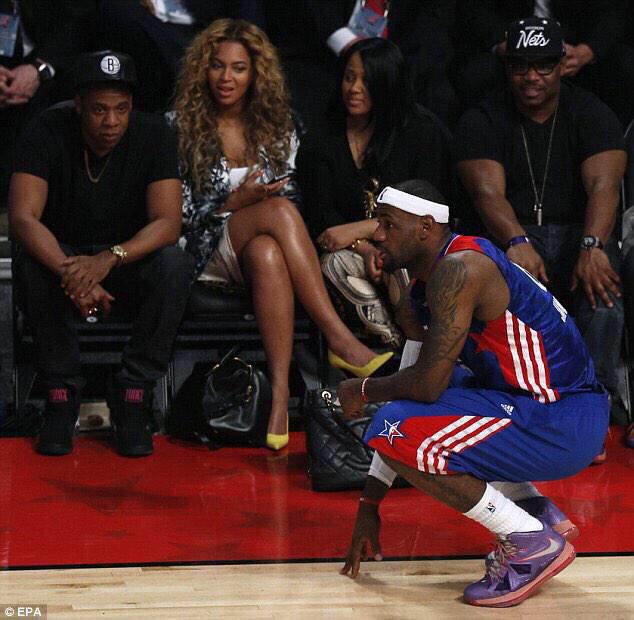 FunniestTrends's tweet photo. 👀👀👀👀 Bey want her some bron  http://t.co/xPSgqZFHeh