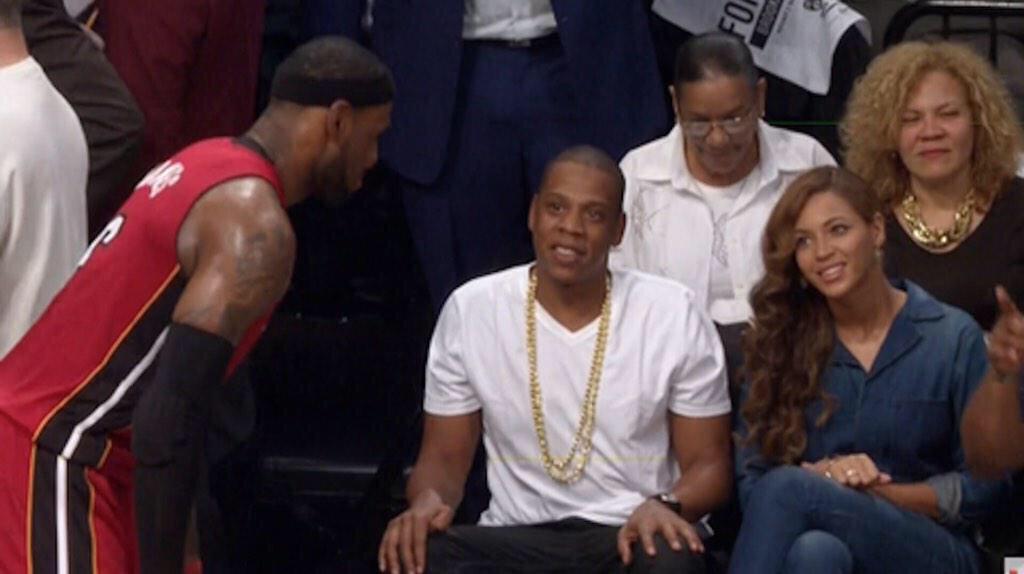 FunniestTrends's tweet photo. 👀👀👀👀 Bey want her some bron  http://t.co/xPSgqZFHeh