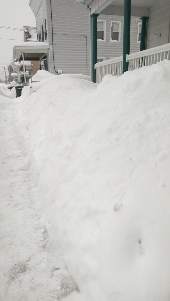 gladosnchelle's tweet photo. Mom and dad spent the whole day shoveling while we stayed warm inside. ⊙ω⊙ #snow #cold #warmestever http://t.co/PP1KPmz3LK