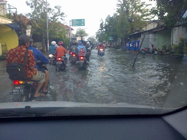 BanjirGresik's tweet photo. 16/2 6:33 RT @bambang_shm kondisi jalan morowudi depan masjid, genangan masih tinggi, tapi R2/R4 boleh lewat http://t.co/cVJvTMUut1