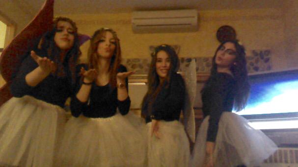 Lidi_Blue's tweet photo. Buenas noches después de unos carnavales con mis niñas 😍💕🎭 @mariimg http://t.co/VbAg8bpOhK