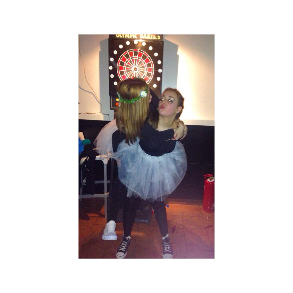 Lidi_Blue's tweet photo. Buenas noches después de unos carnavales con mis niñas 😍💕🎭 @mariimg http://t.co/VbAg8bpOhK