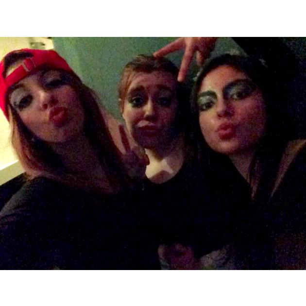 Lidi_Blue's tweet photo. Buenas noches después de unos carnavales con mis niñas 😍💕🎭 @mariimg http://t.co/VbAg8bpOhK