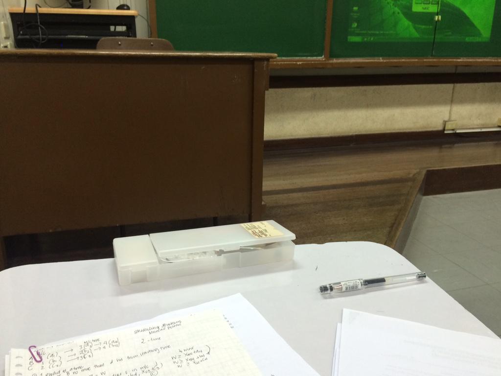 angelamuhlach's tweet photo. Waiting for my prof... Students like me sit in front of the teacher's table #teacherspet #timeformath http://t.co/nMWADRw4QV