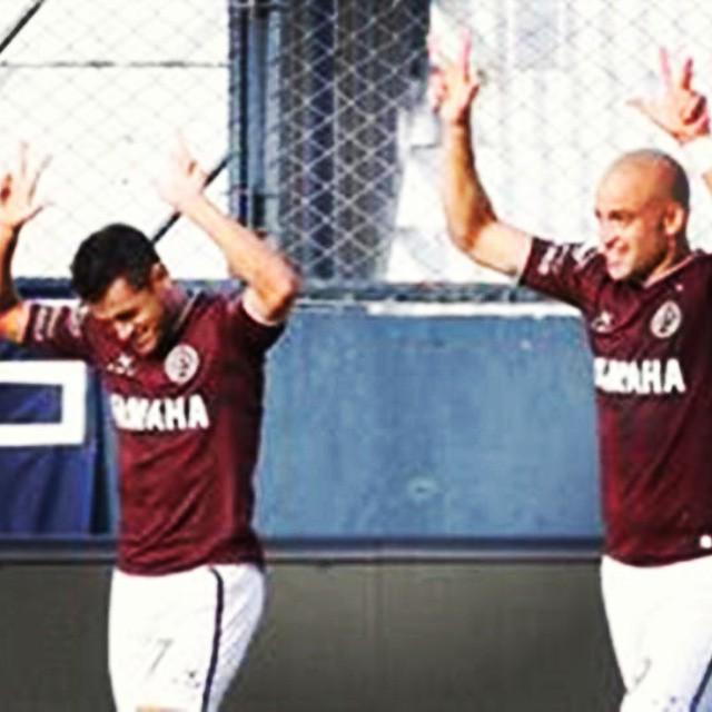 MacchiaTW's tweet photo. Gran gesto del Laucha Acosta y Santiago Silva. Dedos en alto marcando un doble 3. El 33 de Sebastián Leto. #Lanús http://t.co/mzSkINVRyX