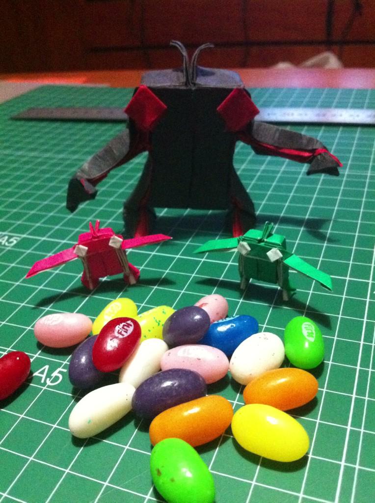 origamicrusade's tweet photo. @origamicrusade @nuriamartinezcl #art #origami #bcn #paper #robot #candybeans http://t.co/0xWJKkxFAo