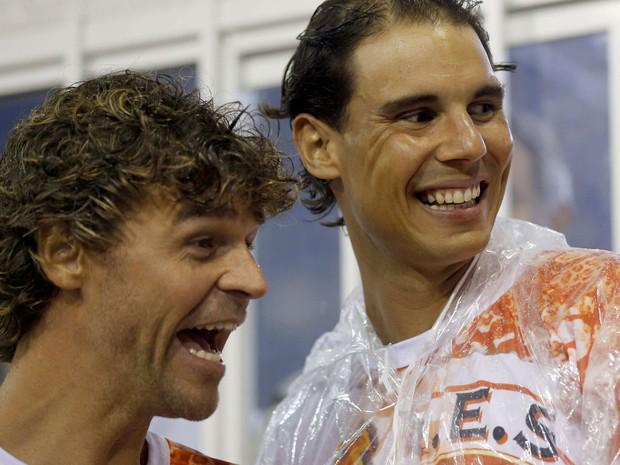 globeleza's tweet photo. Guga Kuerten e Rafael Nadal desfilam sob chuva na Sapucaí pela Viradouro http://t.co/6oNQgo7QjJ #Globeleza http://t.co/SfhRWv7vU4