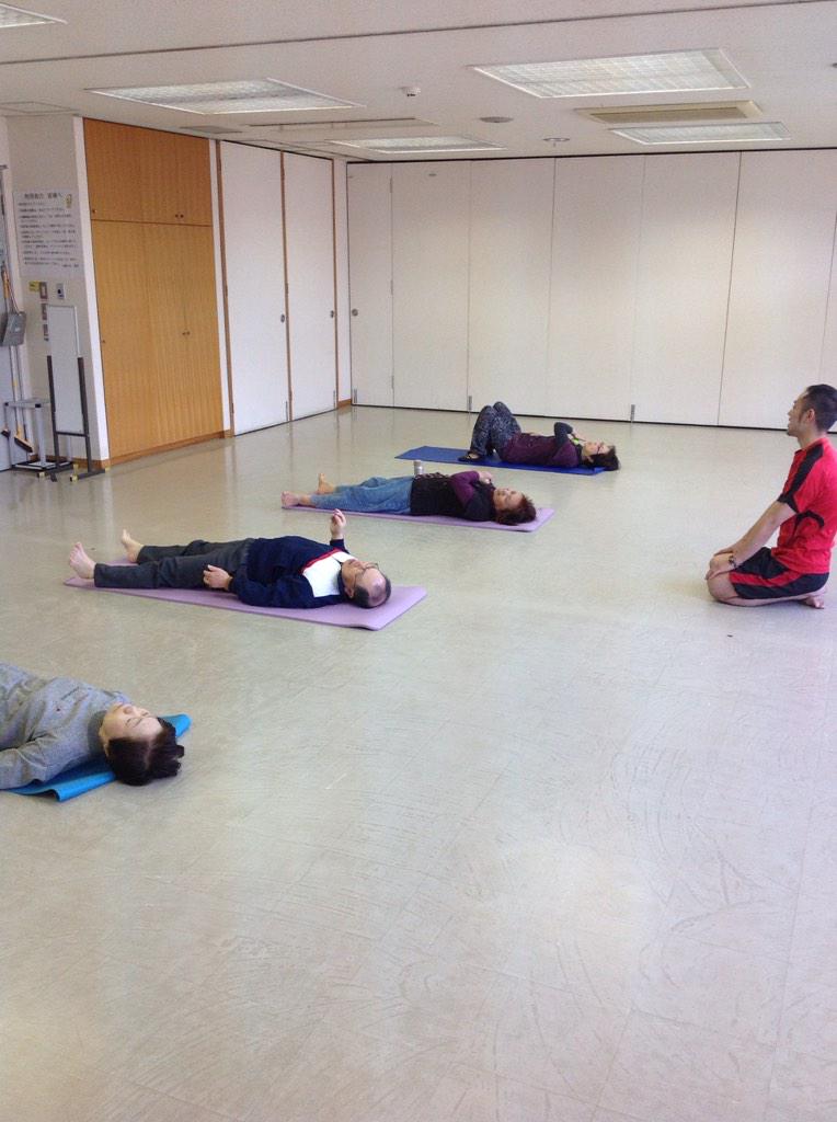 LSItrainers's tweet photo. 毎週月曜日10:00~11:00は永福町にある永福和泉地域コミュニティーセンターで【まちの健康club】を開催しています。写真は運動前の身体ほぐしの様子です。主に50代以上の方を対象にした、ロコモティブシンドローム予防の体操を実施中。 http://t.co/SboY0f848l