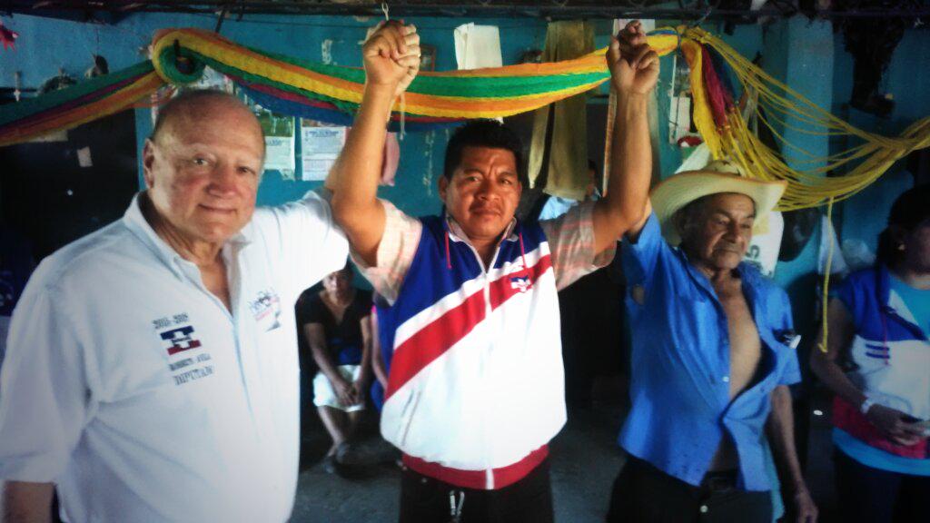 RobertoAvilaSS's tweet photo. Junto al futuro alcalde de Panchimalco Carlos Benítez y con Don Timoteo líder del cantón Quezalapa 2. #Pxlp http://t.co/O7YI1EiErg