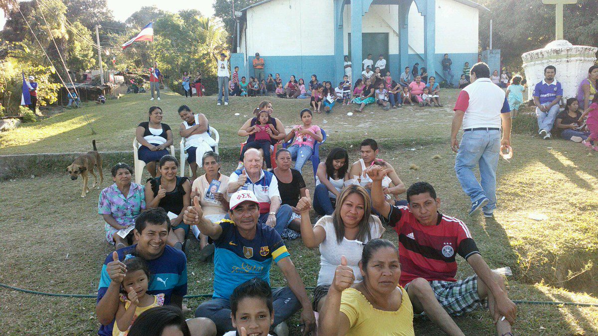 RobertoAvilaSS's tweet photo. Uno de mis compromisos velar por la mujer Salvadoreña sobre todo la madre soltera. #RobertoAvilaDiputado #Casilla20 http://t.co/lQp5VMPEgR