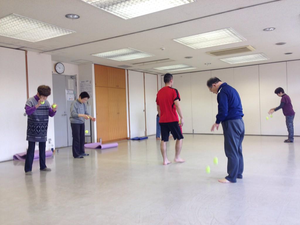 LSItrainers's tweet photo. まちの健康clubでは、体操以外にもテニスボールなどを使用したゲームを行います。キャッチボールやお手玉といった運動を行う事により、脳への刺激はもちろん咄嗟の事に対応出来る能力を高めます。#ロコモ、#杉並区、#体操教室、#永福町 http://t.co/f15S7gpXDp