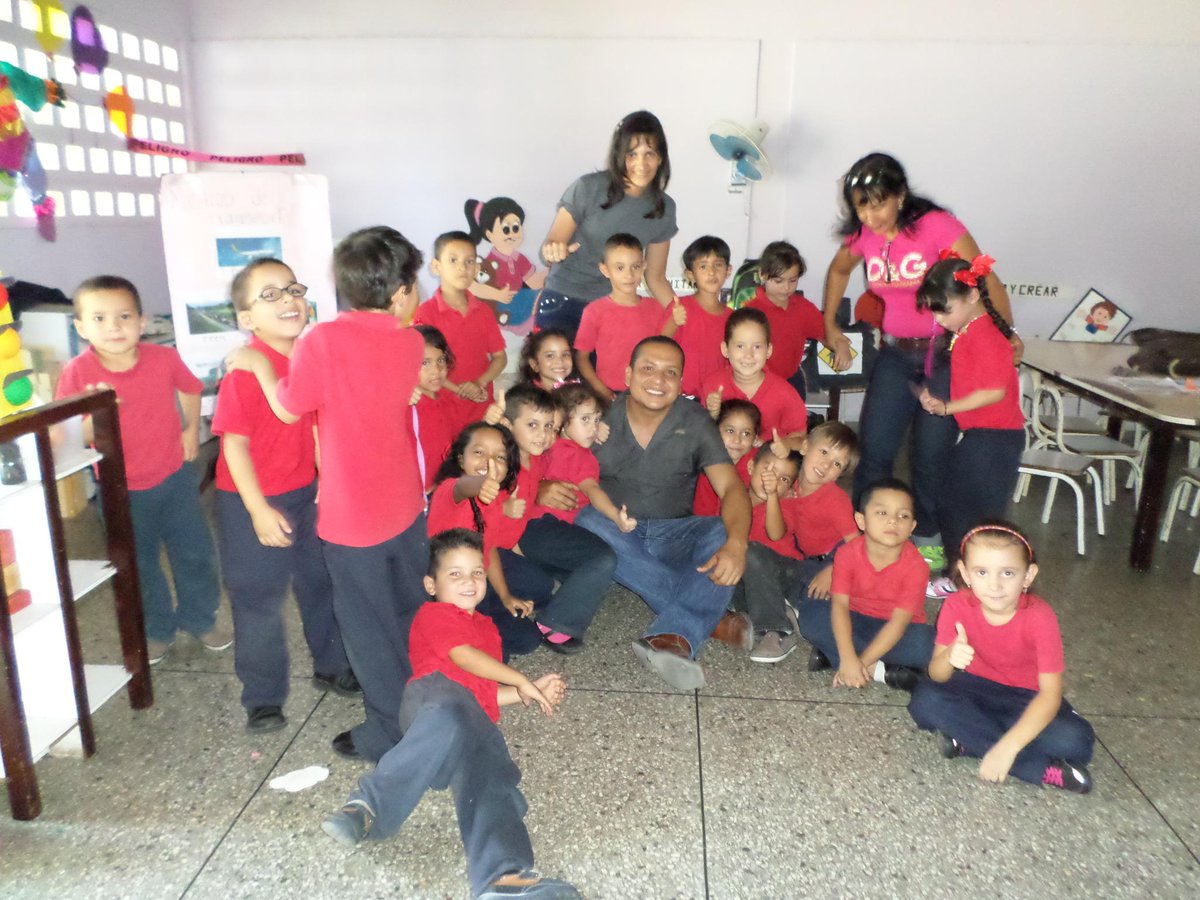 sistemacumanaco's tweet photo. Disfrutando de la fiesta del millón con los niños de la alborada #ElSistemaCumple40 @sistemasucre @elsistema http://t.co/8TaTKiUBF3