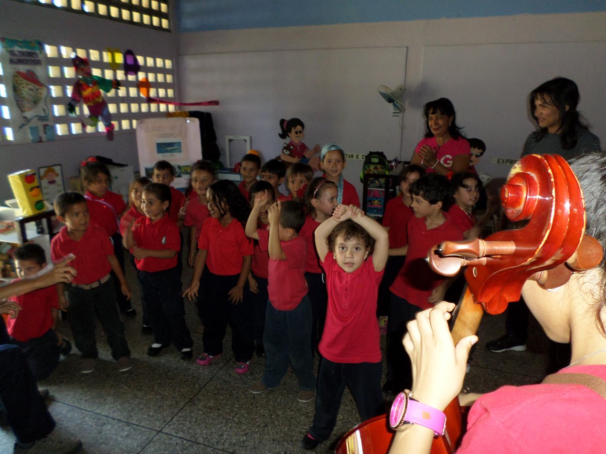 sistemacumanaco's tweet photo. Disfrutando de la fiesta del millón con los niños de la alborada #ElSistemaCumple40 @sistemasucre @elsistema http://t.co/8TaTKiUBF3