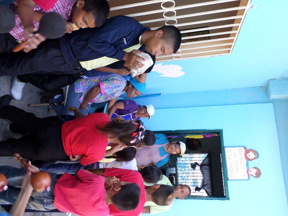 sistemacumanaco's tweet photo. Disfrutando de la fiesta del millón con los niños de la alborada #ElSistemaCumple40 @sistemasucre @elsistema http://t.co/8TaTKiUBF3