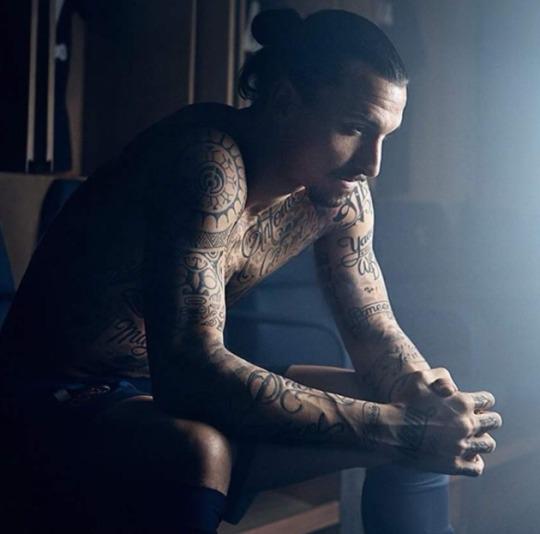 Futbol_Secretos's tweet photo. Los tatuajes de Ibrahimovic, hacen referencia a las 805 millones de personas que pasan hambre diariamente en el mundo http://t.co/3QLQrairSo