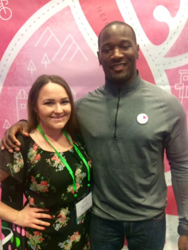 DeltaZetaSDSU's tweet photo. Our president @stephhh_2 met @DC2forlife this weekend! What an honor! #Seahawks #DZpres15 http://t.co/aKAbzoWQiW