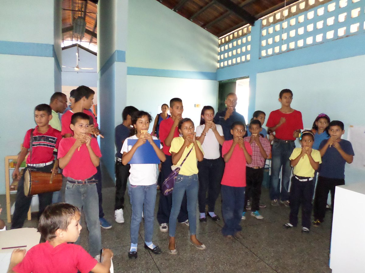 sistemacumanaco's tweet photo. lo + bello d la fiesta del millón:Compartir y ver sonreír a los niños @dianasotillo @sistemasucre #elsistemacumple40 http://t.co/yi4C2VuIsB