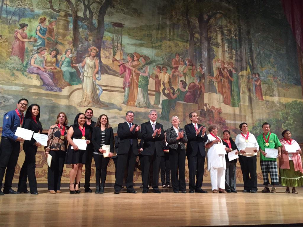 COMEfest's tweet photo. En este momento se reconoce a las cocineras y cocineros tradicionales  de 9 estados del país. #come2015 #comefestival http://t.co/EF9LZnjJpr