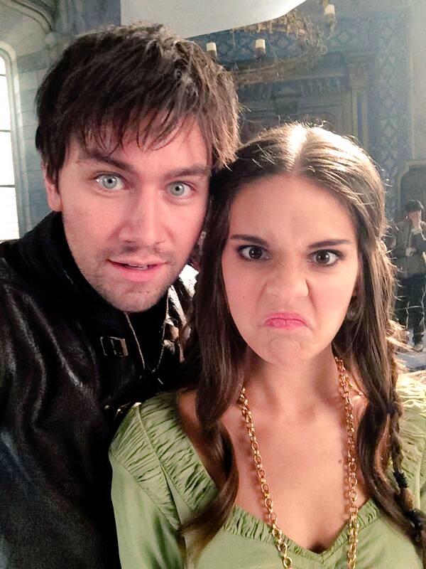 bastard_valois's tweet photo. So the Lady has found me in the garden, what a silly thing she is #kennash #expandingcastle #reign http://t.co/tSvsrObLZa